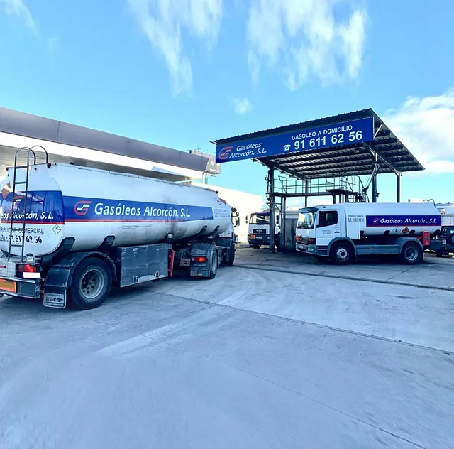 Gasóleos Alcorcón camiones en estación de servicio