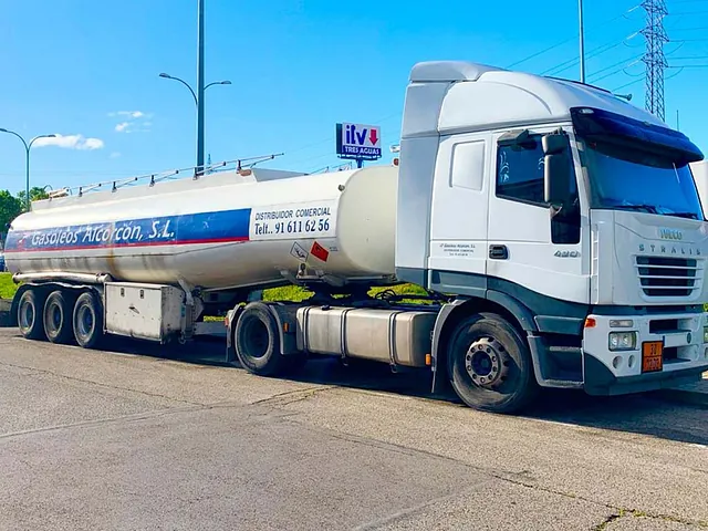 Gasóleos Alcorcón camión estacionado